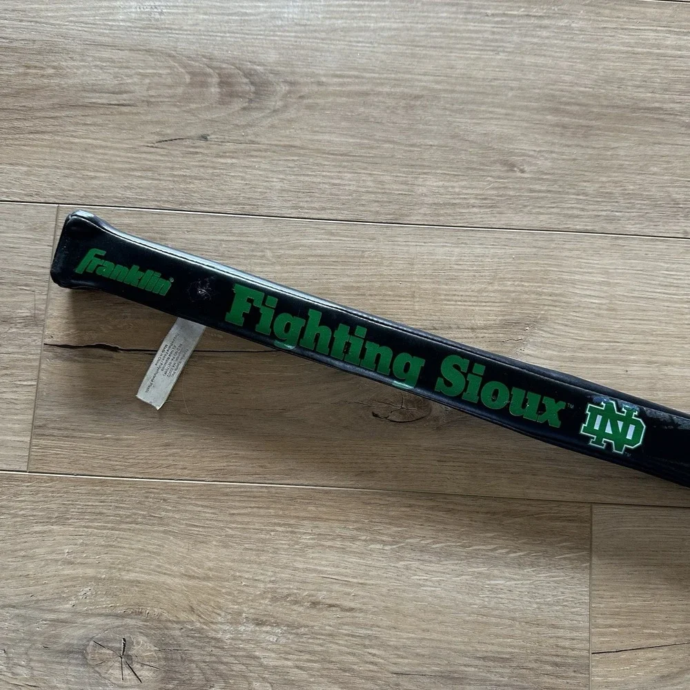 VINTAGE UND Fighting Sioux North Dakota Kids Floor Hockey Stick Collectible Soft